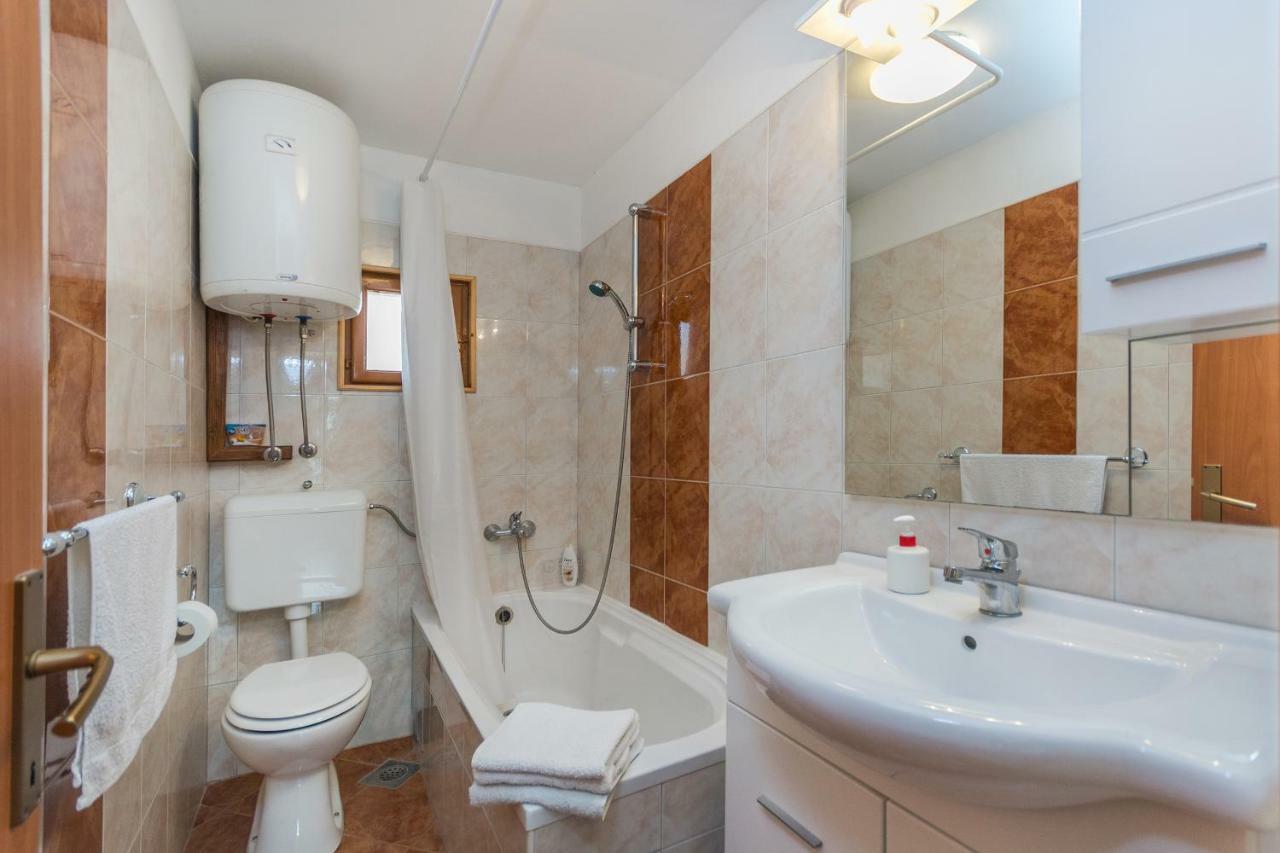 Apartments Mijat Новиград Екстериор снимка
