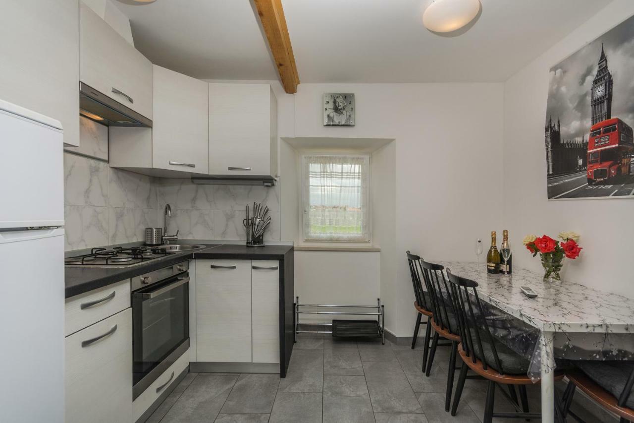 Apartments Mijat Новиград Екстериор снимка