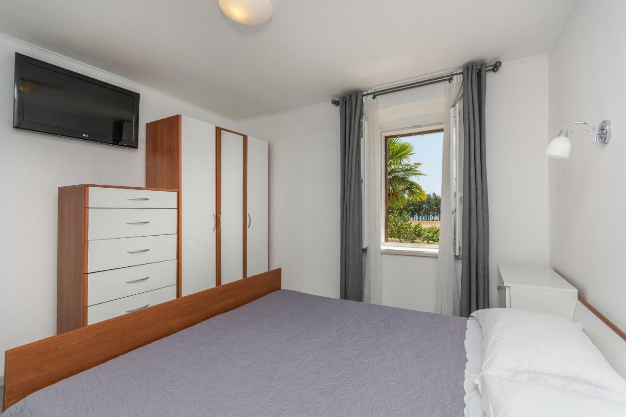 Apartments Mijat Новиград Екстериор снимка