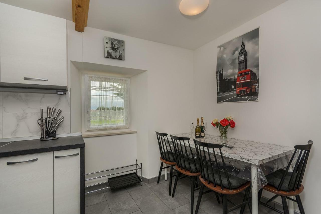 Apartments Mijat Новиград Екстериор снимка