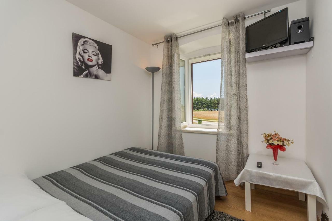 Apartments Mijat Новиград Екстериор снимка